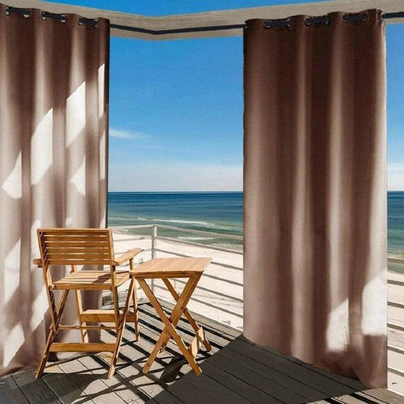 Rideaux occultants pour terrasse avec vue mer, idéal pour créer un espace confortable et intime à l'extérieur. Parfaits pour bloquer la lumière et protéger votre balcon ou patio des regards indiscrets, tout en ajoutant une touche élégante à votre décor extérieur.