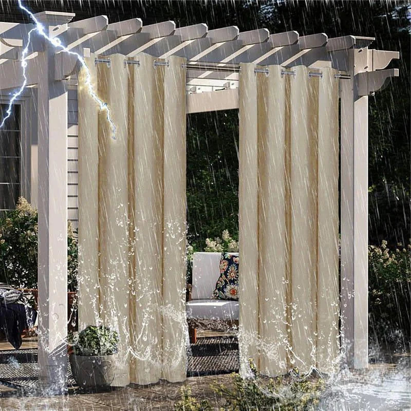 Rideaux extérieurs imperméables sous pergola, protégeant efficacement contre la pluie et le vent. Idéal pour créer un espace abrité et confortable dans votre jardin, même par mauvais temps. Design élégant s'intégrant parfaitement dans les espaces extérieurs modernes.