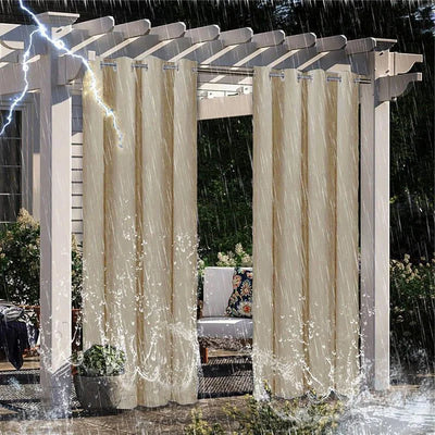 Rideaux extérieurs imperméables sous pergola, protégeant efficacement contre la pluie et le vent. Idéal pour créer un espace abrité et confortable dans votre jardin, même par mauvais temps. Design élégant s'intégrant parfaitement dans les espaces extérieurs modernes.