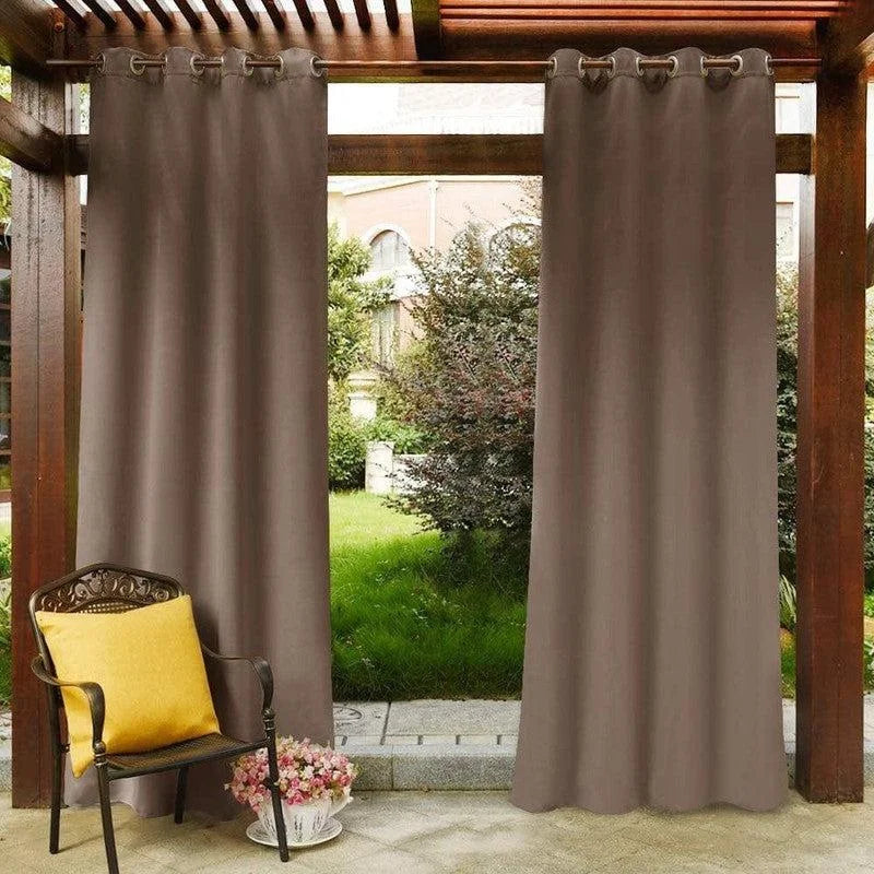 Rideaux opaques marron pour patio avec œillets, idéaux pour créer une atmosphère intime et élégante en extérieur. Parfait pour protéger du soleil tout en ajoutant une touche moderne à votre espace extérieur. Faciles à installer et adaptables, ces rideaux conviennent parfaitement aux terrasses et pergolas.