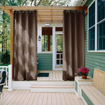Rideaux d'extérieur élégants pour terrasse, créant un espace intime et chaleureux. Parfait pour ajouter une touche de style et de confort à votre véranda tout en offrant une protection contre le soleil. Design moderne pour un aménagement extérieur parfait. Idéal pour les maisons avec terrasse ou patio.