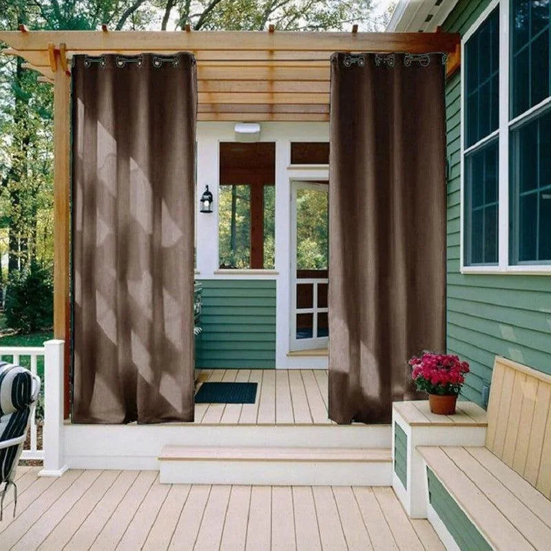 Rideaux d'extérieur élégants pour terrasse, créant un espace intime et chaleureux. Parfait pour ajouter une touche de style et de confort à votre véranda tout en offrant une protection contre le soleil. Design moderne pour un aménagement extérieur parfait. Idéal pour les maisons avec terrasse ou patio.