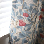 Rideau décoratif avec motif floral bleu et baies rouges, idéal pour ajouter une touche naturelle et élégante à votre intérieur. Parfait pour le salon ou la chambre à coucher, ce rideau est conçu pour créer une ambiance chaleureuse et accueillante. Les motifs végétaux apportent une fraîcheur visuelle, s'harmonisant avec divers styles de décoration. Ajoutez une note de charme à votre maison avec ce rideau au design raffiné.