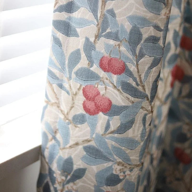 Rideau décoratif avec motif floral bleu et baies rouges, idéal pour ajouter une touche naturelle et élégante à votre intérieur. Parfait pour le salon ou la chambre à coucher, ce rideau est conçu pour créer une ambiance chaleureuse et accueillante. Les motifs végétaux apportent une fraîcheur visuelle, s'harmonisant avec divers styles de décoration. Ajoutez une note de charme à votre maison avec ce rideau au design raffiné.