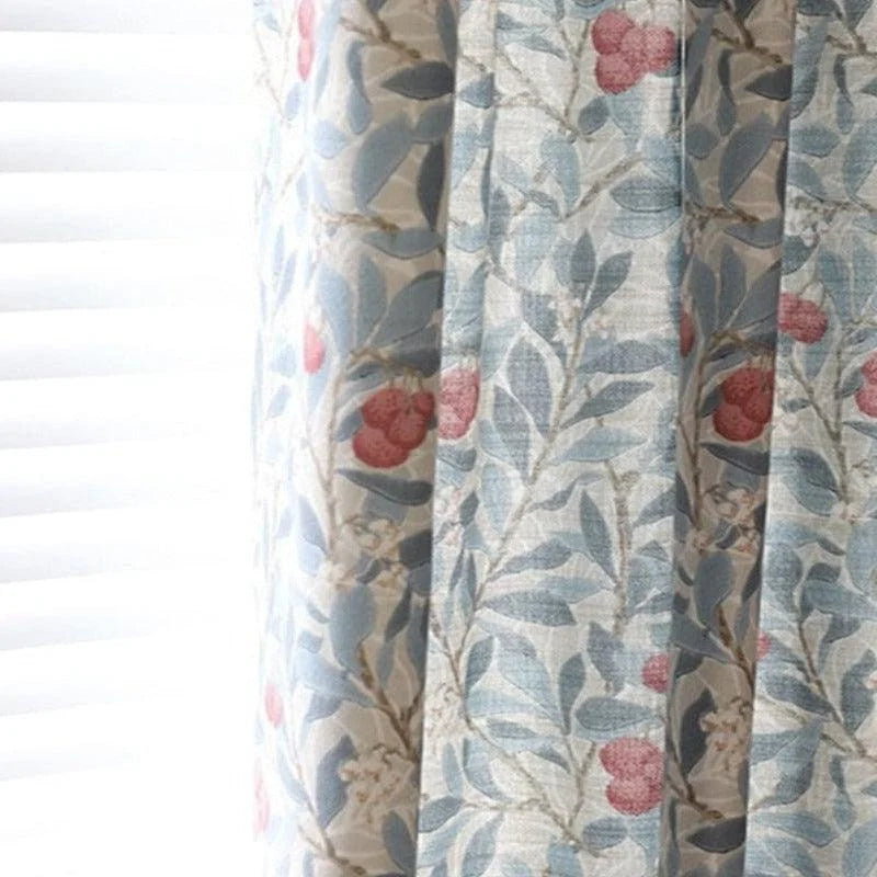 Rideau avec motifs floraux, décoré de feuilles bleues et de fleurs rouges, idéal pour ajouter une touche élégante et naturelle à votre intérieur. Accessoire déco parfait pour un salon ou une chambre, apportant une ambiance tranquille et stylée.