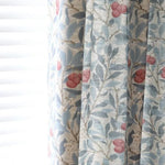 Rideau avec motifs floraux, décoré de feuilles bleues et de fleurs rouges, idéal pour ajouter une touche élégante et naturelle à votre intérieur. Accessoire déco parfait pour un salon ou une chambre, apportant une ambiance tranquille et stylée.