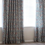 Rideaux élégants avec motif floral, parfaits pour embellir votre salon ou votre chambre. Ces rideaux offriront une ambiance chaleureuse et raffinée tout en ajoutant une touche de couleur et de style à votre décor intérieur. Solution idéale pour contrôler la lumière et préserver votre intimité.