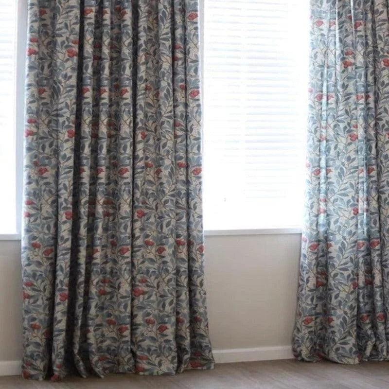 Rideaux élégants avec motif floral, parfaits pour embellir votre salon ou votre chambre. Ces rideaux offriront une ambiance chaleureuse et raffinée tout en ajoutant une touche de couleur et de style à votre décor intérieur. Solution idéale pour contrôler la lumière et préserver votre intimité.
