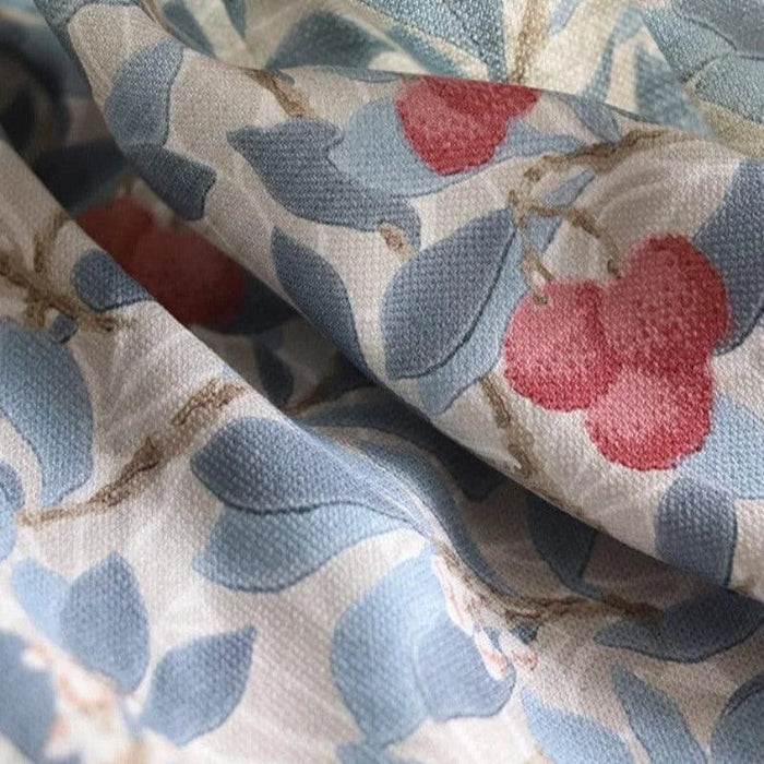 Tissu décoratif avec motif floral élégant, affichant des nuances de bleu et de rouge, idéal pour la confection de rideaux, housses ou projets créatifs. Design naturel apportant une touche de fraîcheur printanière à votre intérieur.