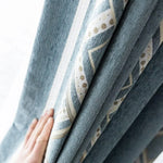 Rideau bleu clair avec motifs géométriques, offrant une touche d'élégance à votre intérieur. Idéal pour un salon moderne ou une chambre apaisante, ce rideau ajoute style et intimité à vos espaces.