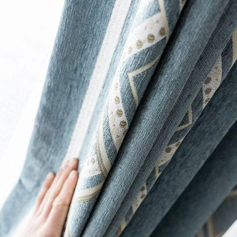 Rideau bleu clair avec motifs géométriques, offrant une touche d'élégance à votre intérieur. Idéal pour un salon moderne ou une chambre apaisante, ce rideau ajoute style et intimité à vos espaces.