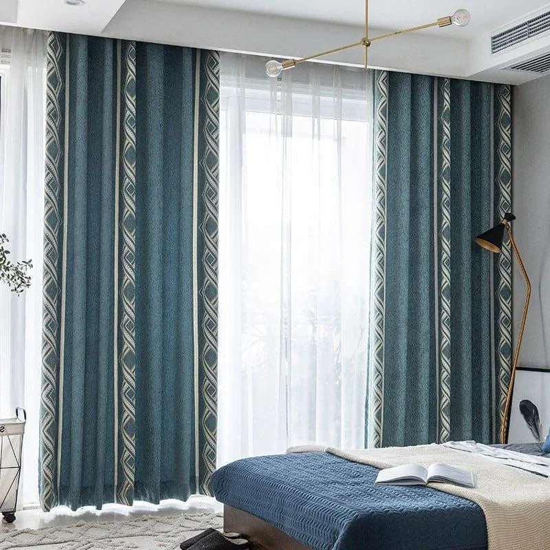 Rideaux élégants bleu à motifs géométriques décorant une chambre moderne et lumineuse. Idéal pour ajouter une touche de style et de sophistication à votre intérieur, tout en offrant une luminosité agréable et contrôlée. Parfait pour une ambiance chaleureuse et accueillante.