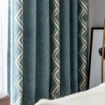 Rideaux élégants avec motif géométrique bleu et beige, parfaits pour ajouter une touche moderne et sophistiquée à votre décoration intérieure. Idéaux pour le salon ou la chambre, ces rideaux offrent une excellente combinaison de style et de fonctionnalité.