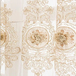 Rideau élégant avec motif floral brodé, parfait pour ajouter une touche de sophistication à votre intérieur. Ce rideau décoratif embellit votre salon ou chambre avec des détails raffinés et un design classique. Idéal pour créer une ambiance chaleureuse et accueillante. Facile à installer, il apporte luxe et charme à votre décoration intérieure.
