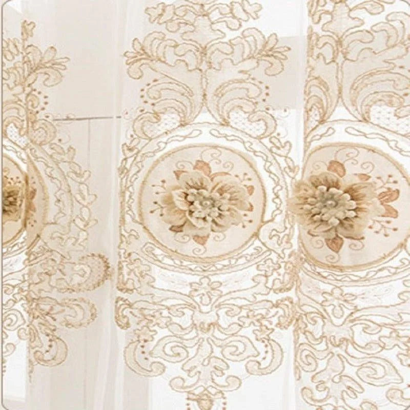 Rideau élégant avec motif floral brodé, parfait pour ajouter une touche de sophistication à votre intérieur. Ce rideau décoratif embellit votre salon ou chambre avec des détails raffinés et un design classique. Idéal pour créer une ambiance chaleureuse et accueillante. Facile à installer, il apporte luxe et charme à votre décoration intérieure.