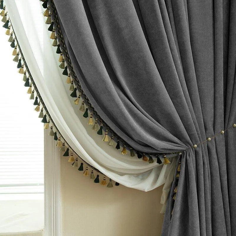 Rideau élégant de couleur grise avec touche de décoration, idéal pour habiller les fenêtres du salon moderne. Ce modèle ajoute une ambiance chaleureuse et sophistiquée à votre intérieur.
