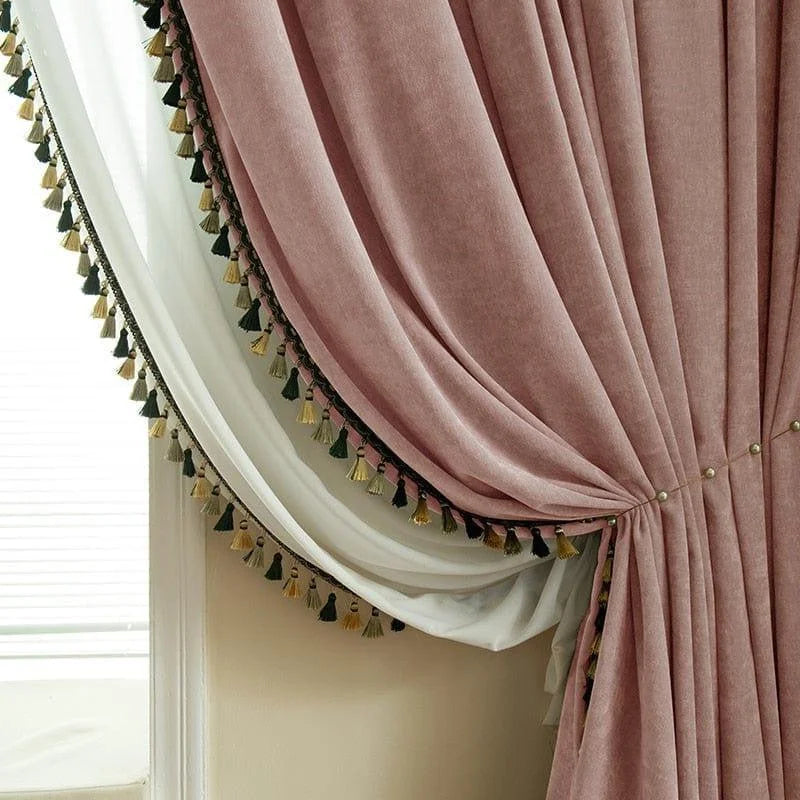 Rideaux élégants de salon avec pompons, couleur rose et blanc, ajoutant une touche de sophistication et de style à votre décoration intérieure. Design raffiné idéal pour créer une ambiance chaleureuse et accueillante dans votre espace de vie. Parfaits pour filtrer la lumière tout en apportant une esthétique moderne et harmonieuse.
