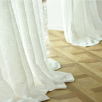Rideaux blancs élégants et transparents, parfaits pour filtrer délicatement la lumière naturelle, ajoutant une touche de sophistication à n'importe quelle pièce. Ces rideaux complètent magnifiquement un parquet en chevrons, créant une atmosphère lumineuse et apaisante idéale pour le salon ou la chambre.