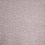 Texture en relief avec motif tressé rose pâle, idéal pour décoration intérieure et design textile élégant. Invitant et doux, ce motif ajoute une touche sophistiquée et moderne aux espaces de vie. Parfait pour ceux recherchant une esthétique chaleureuse et contemporaine.