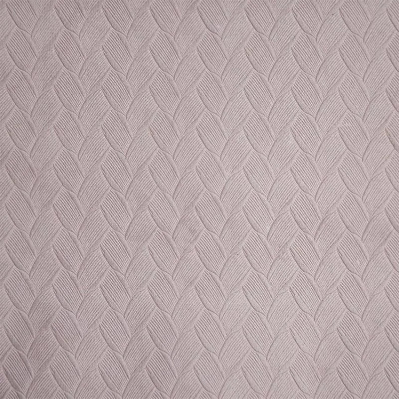 Texture en relief avec motif tressé rose pâle, idéal pour décoration intérieure et design textile élégant. Invitant et doux, ce motif ajoute une touche sophistiquée et moderne aux espaces de vie. Parfait pour ceux recherchant une esthétique chaleureuse et contemporaine.
