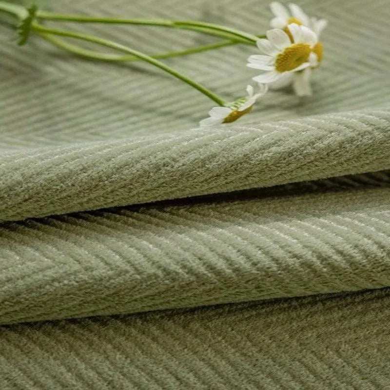 Plaid doux et confortable de couleur verte, parfait pour ajouter une touche de chaleur et d'élégance à votre intérieur. Ce textile élégant s'intègre harmonieusement dans tout style de décoration. L'accessoire idéal pour se détendre et créer une atmosphère apaisante.