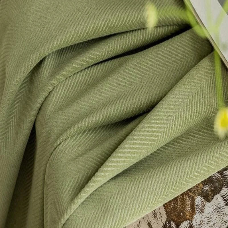 Drapé élégant vert pastel avec motif subtil en chevron, idéal pour ajouter une touche de sophistication et de couleur à votre intérieur. Parfait pour le décor de salon ou chambre, il offre une ambiance apaisante et moderne.