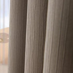 Voilage beige élégant pour salon moderne, offrant une ambiance chaleureuse et tamisée idéale pour tout intérieur contemporain.