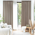 Rideaux élégants beige pour salon moderne, offrant une ambiance lumineuse et chaleureuse. Idéals pour accentuer un intérieur contemporain avec leur design épuré. Parfaits pour habiller les grandes fenêtres, ces rideaux ajoutent une touche de sophistication à la décoration d'intérieur.