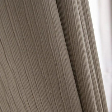 Rideau moderne beige avec texture plissée verticalement offrant une ambiance chaleureuse et élégante à votre intérieur, idéal pour salon ou chambre à coucher.
