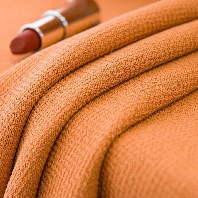 Serviette de bain orange douce et absorbante, idéale pour les moments de détente après une douche. Le rouge à lèvres assorti ajoute une touche d'élégance et de couleur à votre routine beauté. Accessoire parfait pour une salle de bain moderne et stylée.