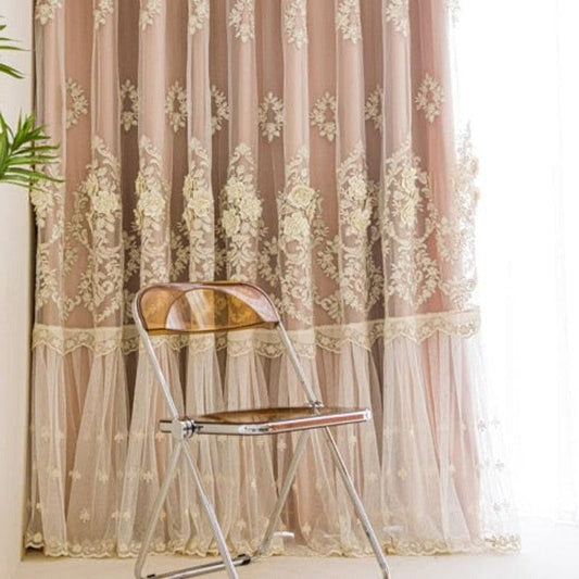 Rideau rose avec voilage floral intégré