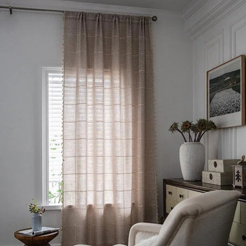 Rideau élégant pour salon, offrant une touche chaleureuse et naturelle à votre décoration intérieure. Parfait pour compléter un mobilier moderne, ce rideau accentue la lumière naturelle de votre pièce tout en maintenant votre intimité. Idéal pour créer une atmosphère accueillante dans n'importe quel espace de vie.
