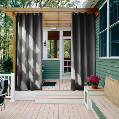 Rideaux occultants modernes gris pour terrasse extérieure, offrant une solution élégante pour protéger votre espace des regards indiscrets et créer une ambiance intime sur votre patio. Ces rideaux garantissent un aspect contemporain et sont idéaux pour compléter la décoration extérieure de votre maison tout en fournissant une protection solaire efficace.