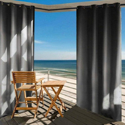 Rideaux opaques pour terrasse offrant une protection solaire optimale tout en ajoutant une touche élégante à votre espace extérieur. Parfaits pour créer une ambiance intime et relaxante avec vue sur la mer, ces rideaux vous permettent de profiter pleinement de votre balcon tout en vous protégeant du soleil.
