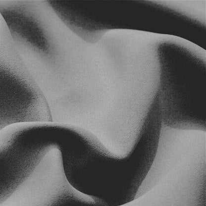 Texture de textile gris drapé en plis élégants, ajoutant une touche sophistiquée et moderne à tout intérieur.