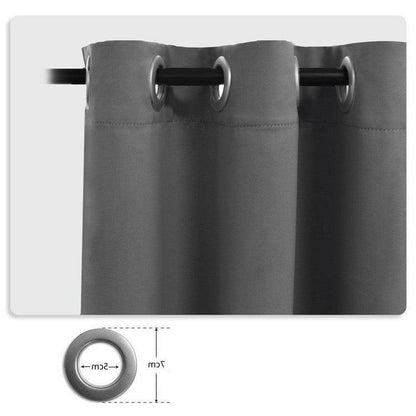Rideau opaque gris anthracite avec œillets en métal, idéal pour une décoration moderne et élégante. Dimensions personnalisables. Conception pour une installation facile sur tringles standards. Parfait pour une ambiance tamisée dans le salon ou la chambre.