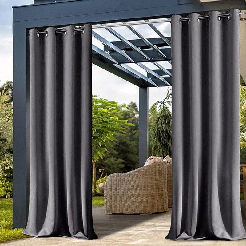 Rideaux d'extérieur pour terrasse avec œillets, idéals pour optimiser l'intimité et ajouter une touche élégante à votre espace extérieur. Ces rideaux de couleur sombre créent une ambiance chaleureuse et conviviale, parfaits pour protéger du soleil et du vent tout en rehaussant le style de votre pergola ou jardin. Faciles à installer et fonctionnels, ils sont un atout pour profiter pleinement de vos moments de détente en plein air.