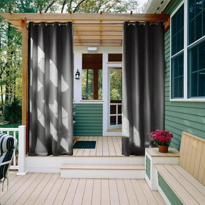 Rideaux occultants modernes gris pour terrasse extérieure, offrant une solution élégante pour protéger votre espace des regards indiscrets et créer une ambiance intime sur votre patio. Ces rideaux garantissent un aspect contemporain et sont idéaux pour compléter la décoration extérieure de votre maison tout en fournissant une protection solaire efficace.