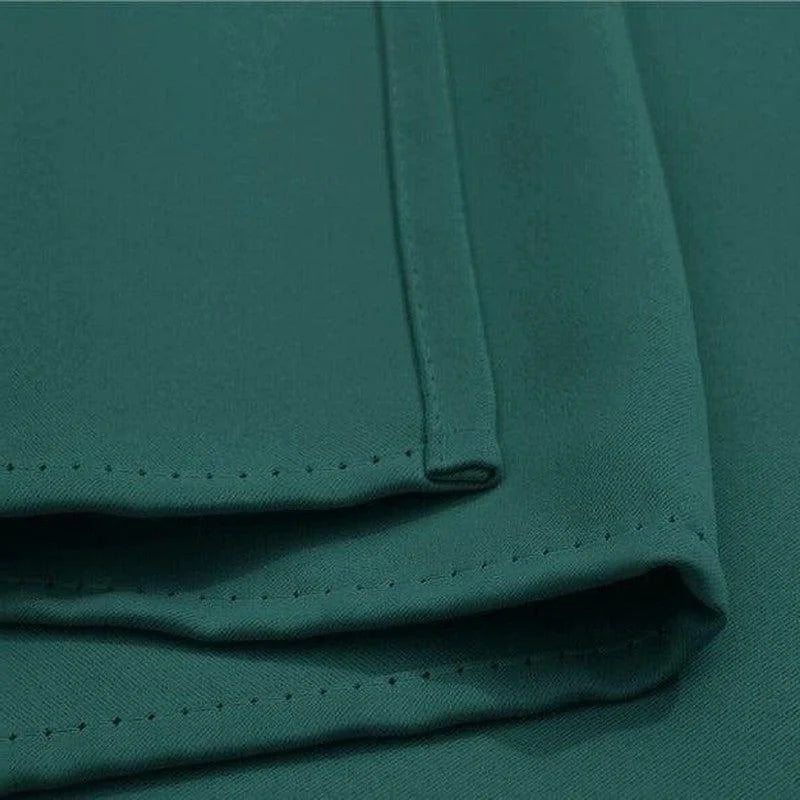 Serviette vert émeraude élégante, idéale pour la décoration de table sophistiquée, parfaite pour les dîners festifs et les occasions spéciales. Ajoutez une touche de couleur raffinée à votre intérieur avec cette serviette tendance et durable.
