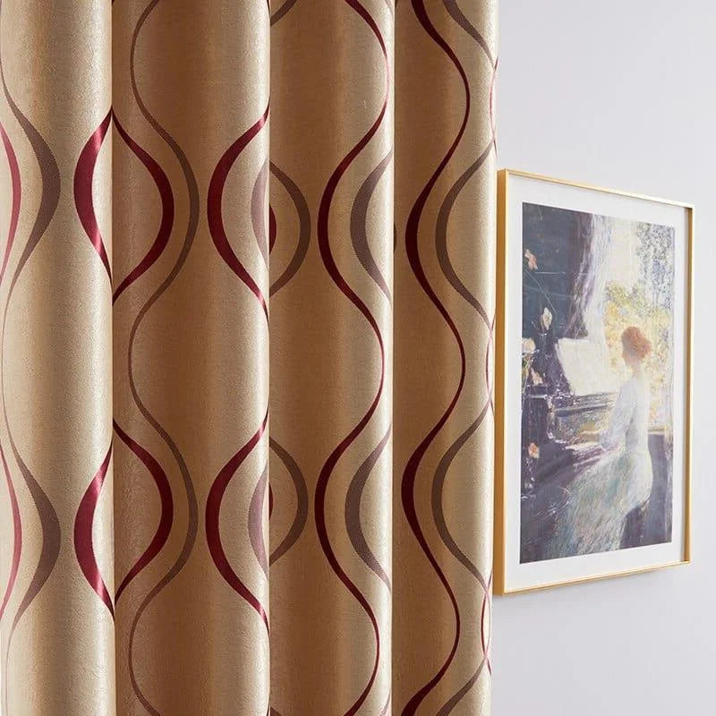 Rideau élégant à motifs ondulés rouges et beige, idéal pour donner une touche moderne et chic à votre salon. Design original qui s'harmonise parfaitement avec un décor artistique, mettant en valeur votre intérieur tout en apportant une ambiance chaleureuse et sophistiquée.