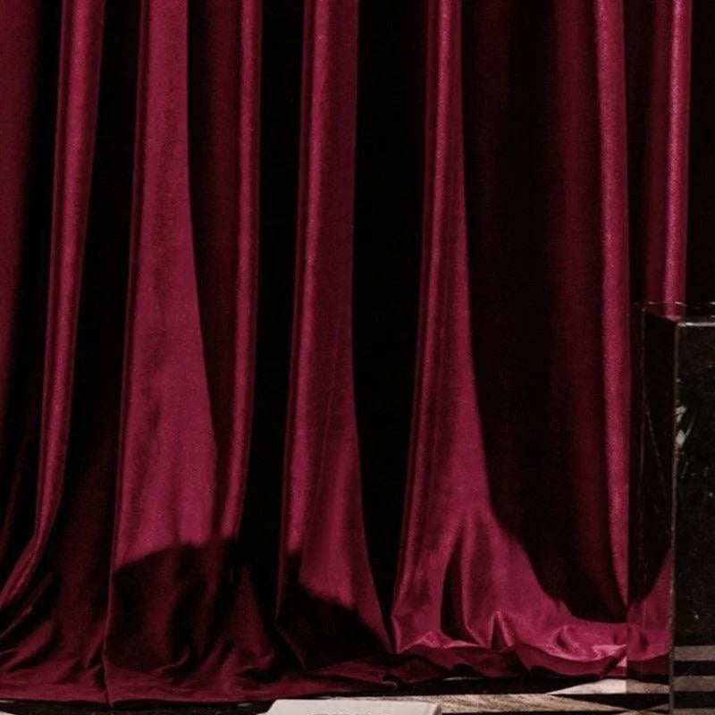 Rideau élégant de couleur bordeaux, idéal pour apporter une touche sophistiquée à tout intérieur. Ce rideau raffiné offre une ambiance chaleureuse et accueillante, parfait pour le salon ou la chambre à coucher. Installez-le pour transformer votre espace avec style et confort.