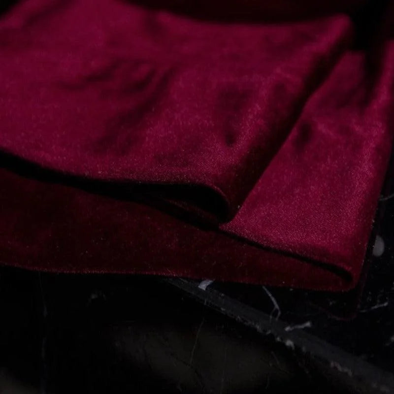 Image d'un tissu élégant de couleur bordeaux, idéal pour la décoration intérieure ou la confection de vêtements raffinés. Parfait pour créer une ambiance chaleureuse et sophistiquée.
