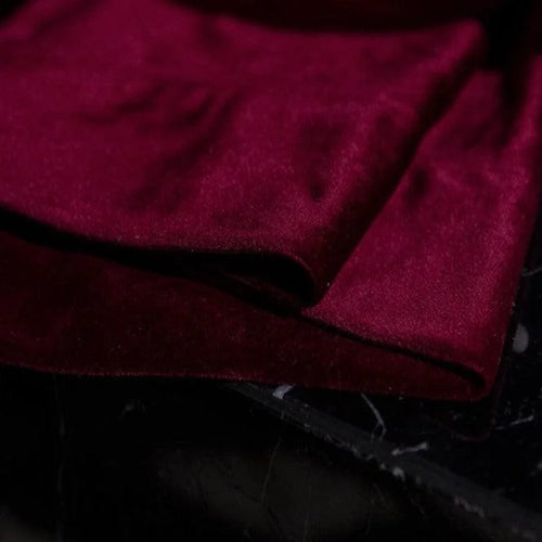 Image d'un tissu élégant de couleur bordeaux, idéal pour la décoration intérieure ou la confection de vêtements raffinés. Parfait pour créer une ambiance chaleureuse et sophistiquée.