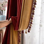 Double rideau élégant en couleurs rouge et or avec détails de pompons, parfait pour ajouter une touche de sophistication à votre salon. Décoration intérieure chic et moderne, idéale pour rehausser l'ambiance de votre maison. Texto engageant pour les acheteurs à la recherche de rideaux stylés et fonctionnels.