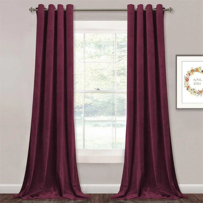 Rideaux élégants de couleur bordeaux suspendus devant une fenêtre, ajoutant une touche de sophistication à votre décoration intérieure. Accessoire idéal pour embellir votre salon ou votre chambre tout en contrôlant l'intensité de la lumière naturelle.