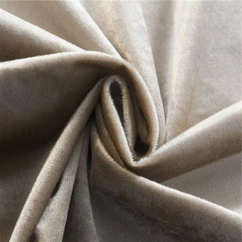 Image d'un tissu luxueux beige, plié avec soin, idéal pour la décoration intérieure ou la confection de rideaux élégants, offrant un aspect raffiné et une texture douce.