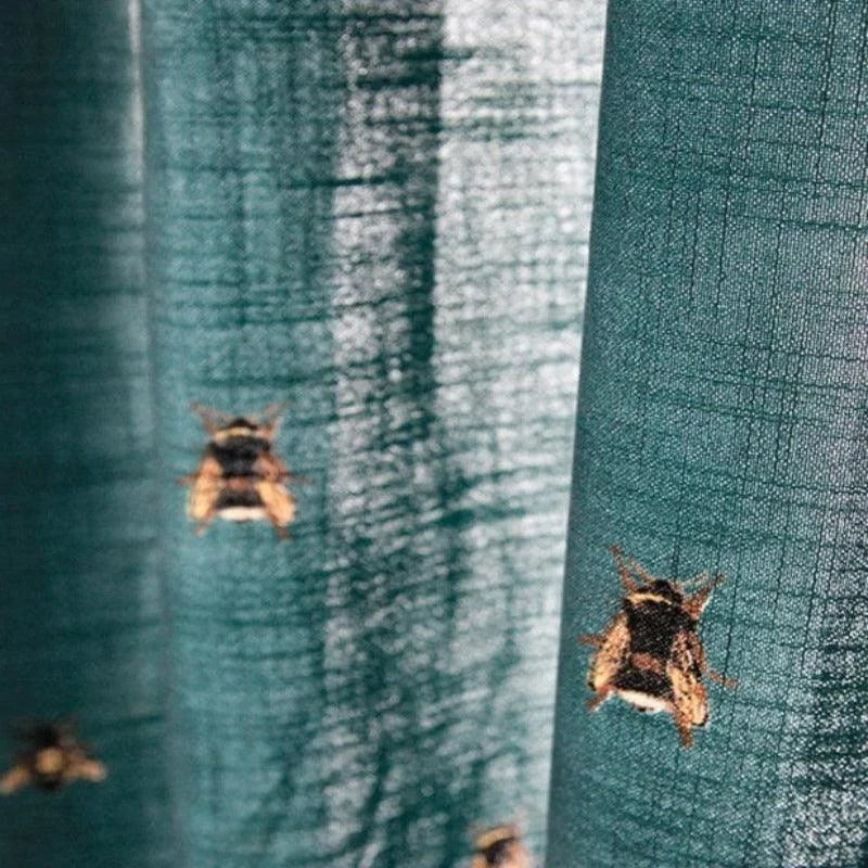 Rideau décoratif vert foncé avec motif d'abeilles, idéal pour ajouter une touche naturelle et artistique à votre intérieur. Design élégant et original, parfait pour le salon, la chambre ou la salle à manger. Créez une ambiance apaisante et moderne chez vous.