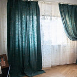 Rideaux élégants vert foncé avec motifs discrets, parfaits pour donner une touche chic à votre intérieur. Ces rideaux offrent un excellent contrôle de la lumière tout en ajoutant une ambiance chaleureuse à votre espace de vie. Idéal pour le salon ou la chambre, leur design harmonise parfaitement avec divers styles de décoration.
