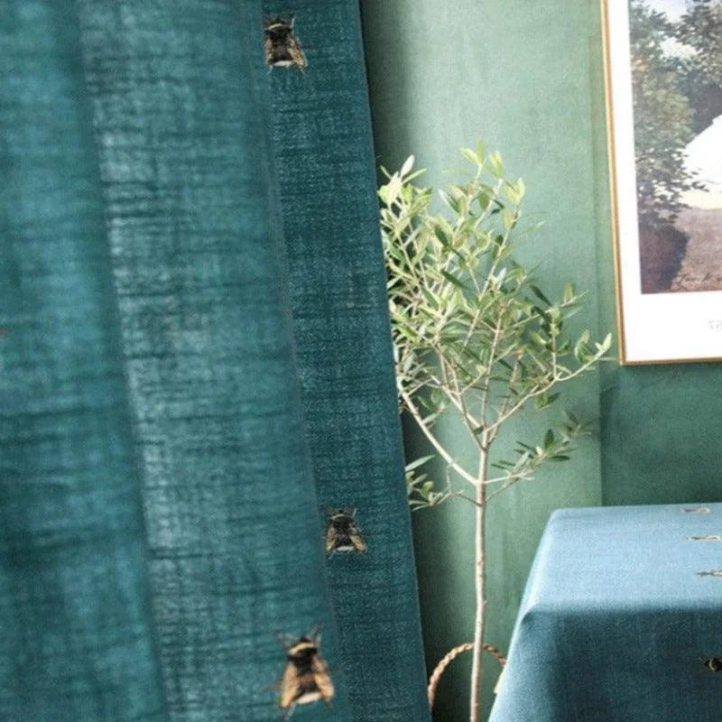 Rideaux élégants couleur vert émeraude ornée de motifs d'abeilles, créant une ambiance naturelle et apaisante pour votre intérieur. Parfaits pour ajouter une touche de sophistication et de charme à toute décoration de maison. Idéal pour les salons, chambres ou bureaux. Combinez avec des accessoires assortis pour un effet harmonieux.