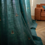 Rideau élégant bleu-vert avec motifs brodés, apportant une touche de sophistication à votre salon. Parfait pour un intérieur moderne et chaleureux, il s'accorde facilement avec différents styles de décoration et offre une ambiance chic et raffinée.